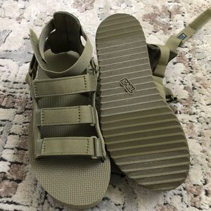 Teva Mevia flatform sandals size 9, almost brand new, only worn in the house 🤩